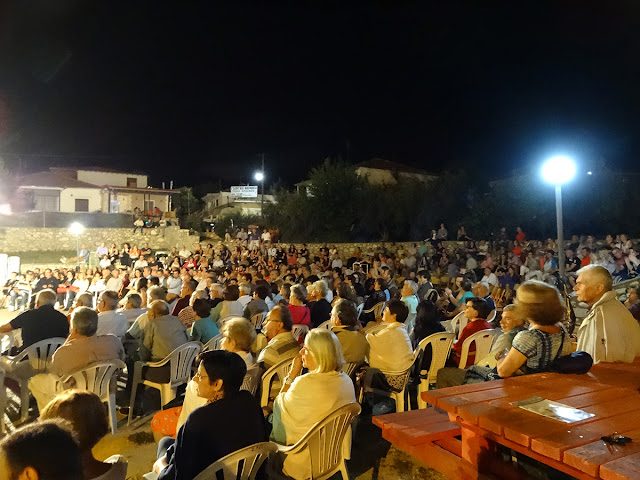 podochori_crowd-7987583